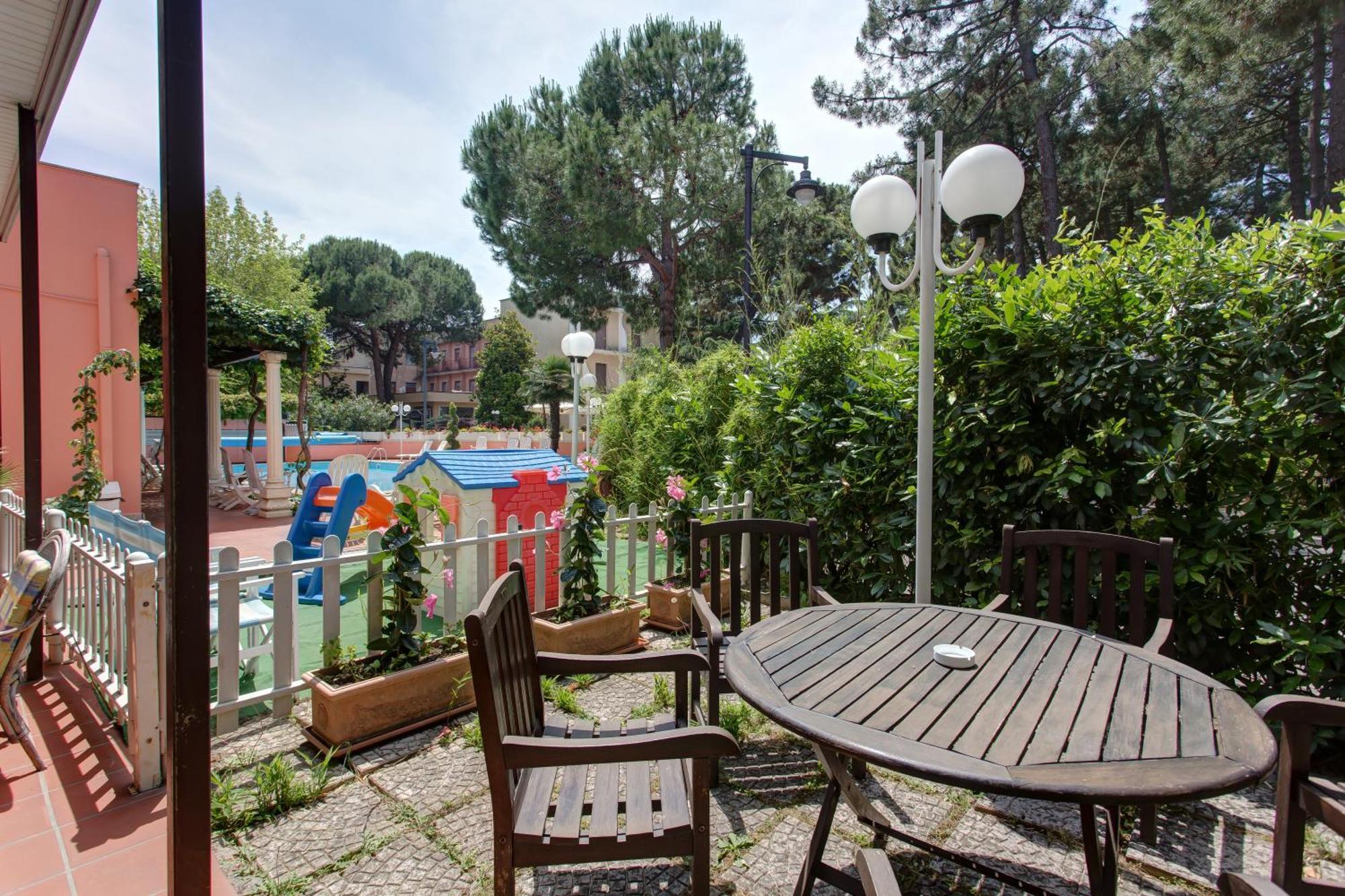 Hotel Meeting Cesena Bagian luar foto