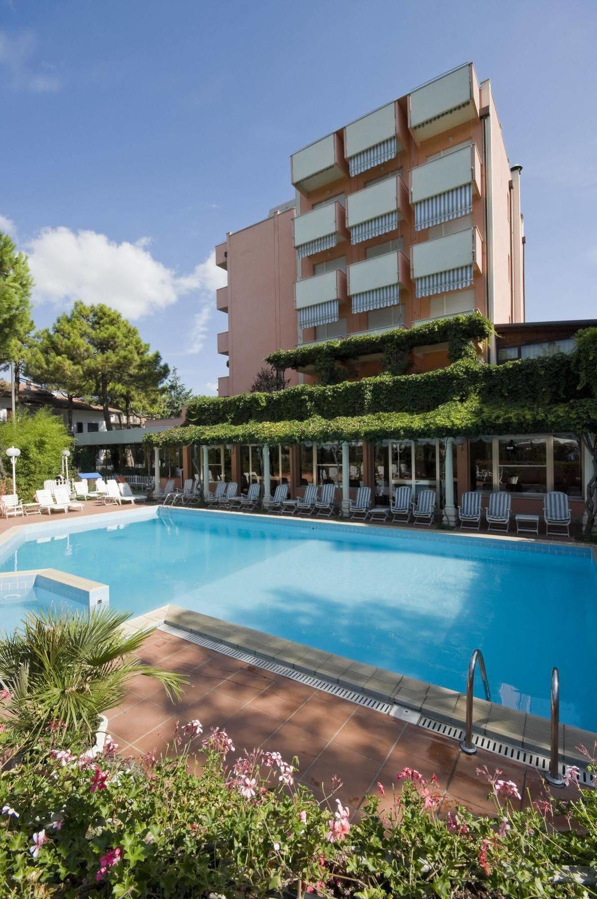 Hotel Meeting Cesena Bagian luar foto